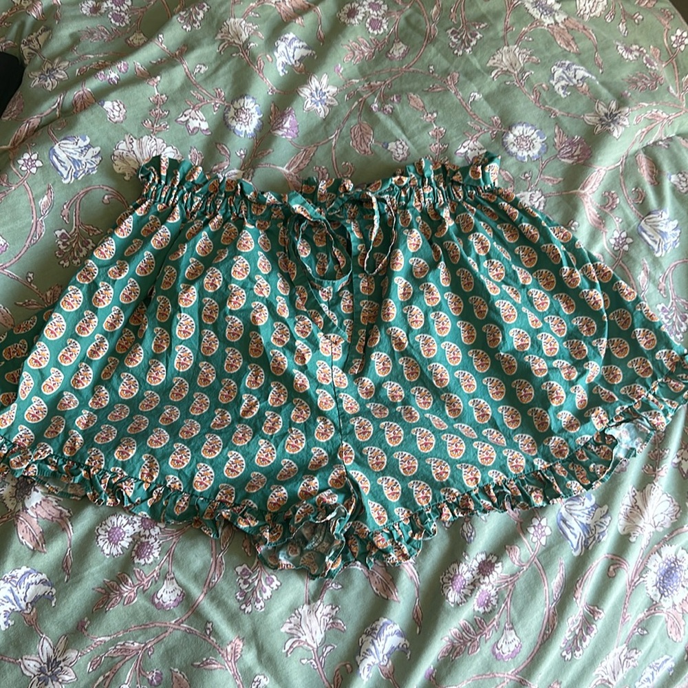 Doen shorts medium Euc